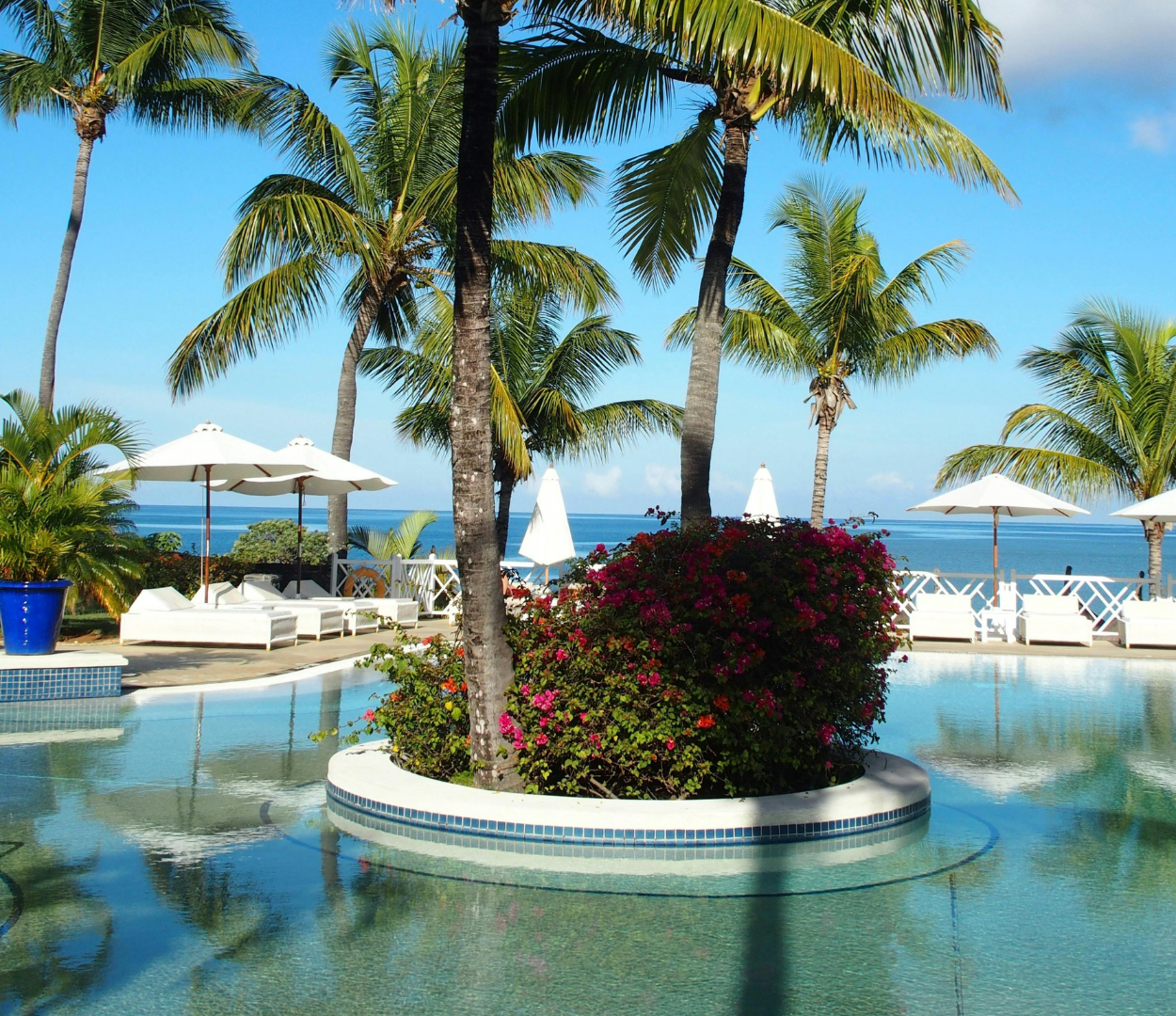 How to Choose the Right Pool Lighting